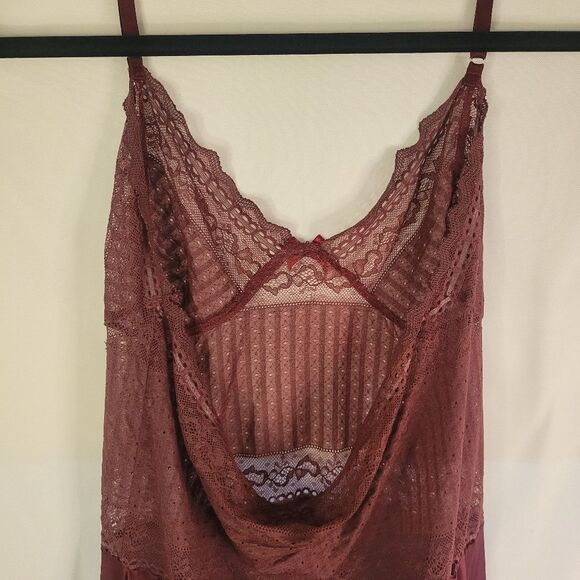 Elegant Delicate Lace Burgundy Chemise - Picture 5 of 12